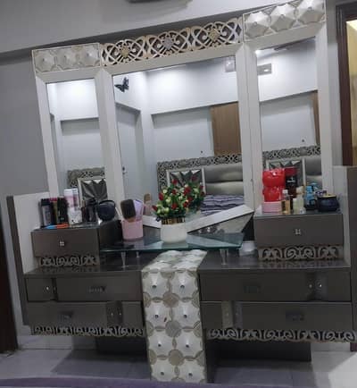 Luxury Dressing Table - 3 Bade Mirrors, 6 Drawers, Glass Shelf