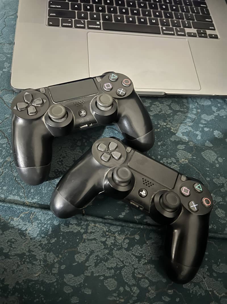 Ps4 games and 2 controllers 0