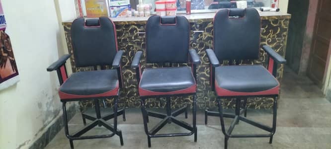 Beauty parlour chair available for sale