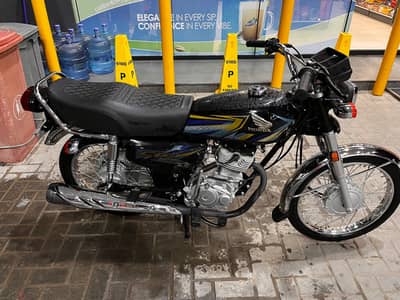 honda 125 good condition Just 2800km drive Sound zero meter jesi