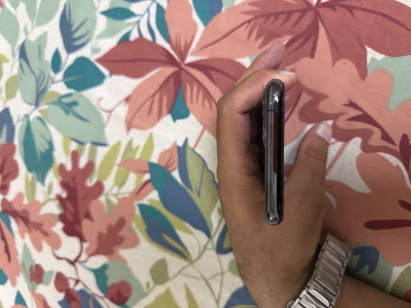 Apple iPhone 11 Pro 4