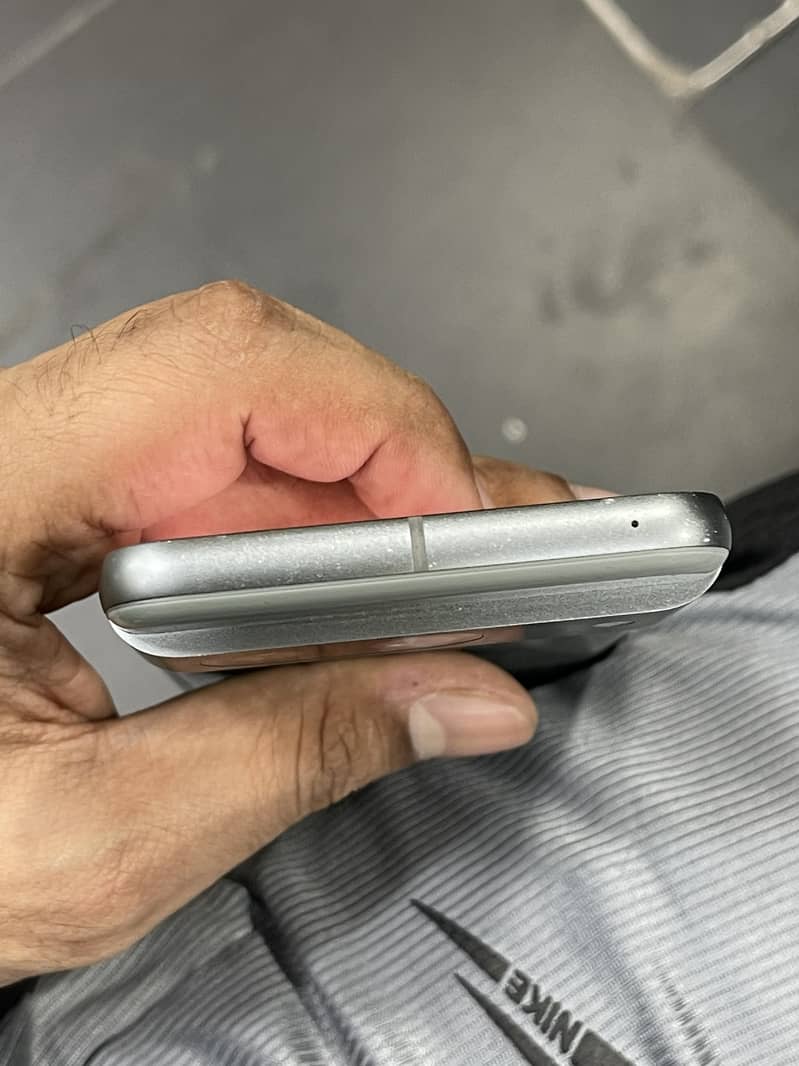 Google Pixel 8 4