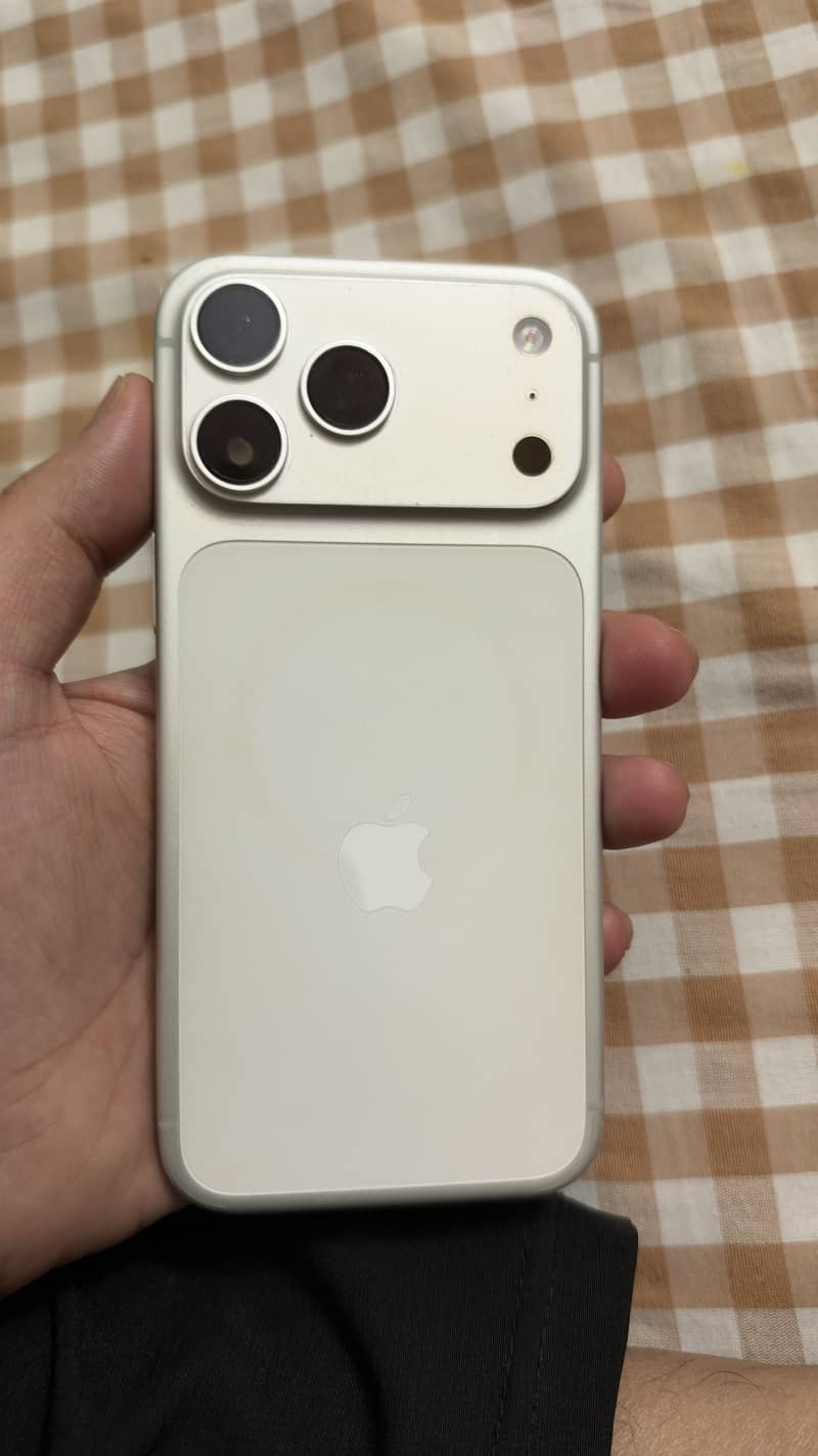 Apple iPhone 17 Pro Max 1