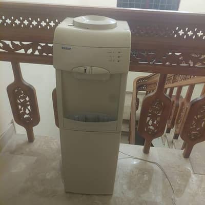 Oriernt Dispener in Good condition