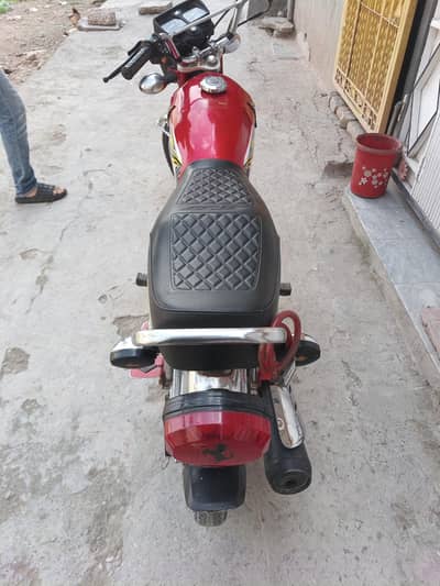Honda 125 model 2002 full tyar tyar ki ha shoq say 10 by 10 engine ha