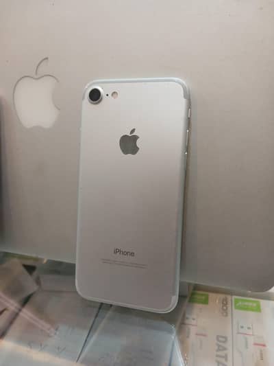Apple iPhone 7 saaf condition me set hai