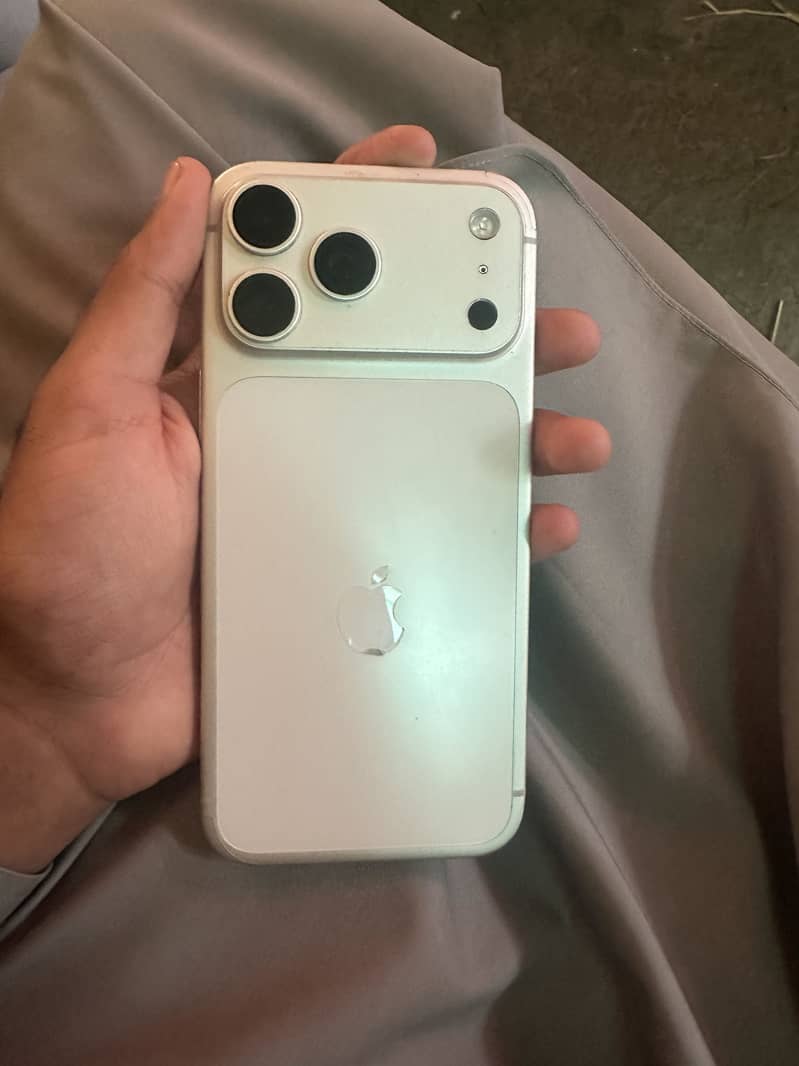 Apple iPhone 17 Pro Max 1