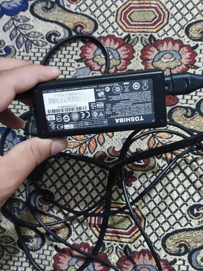 Original Toshiba Laptop Charger 19V 3.42A (65W) Excellent condition