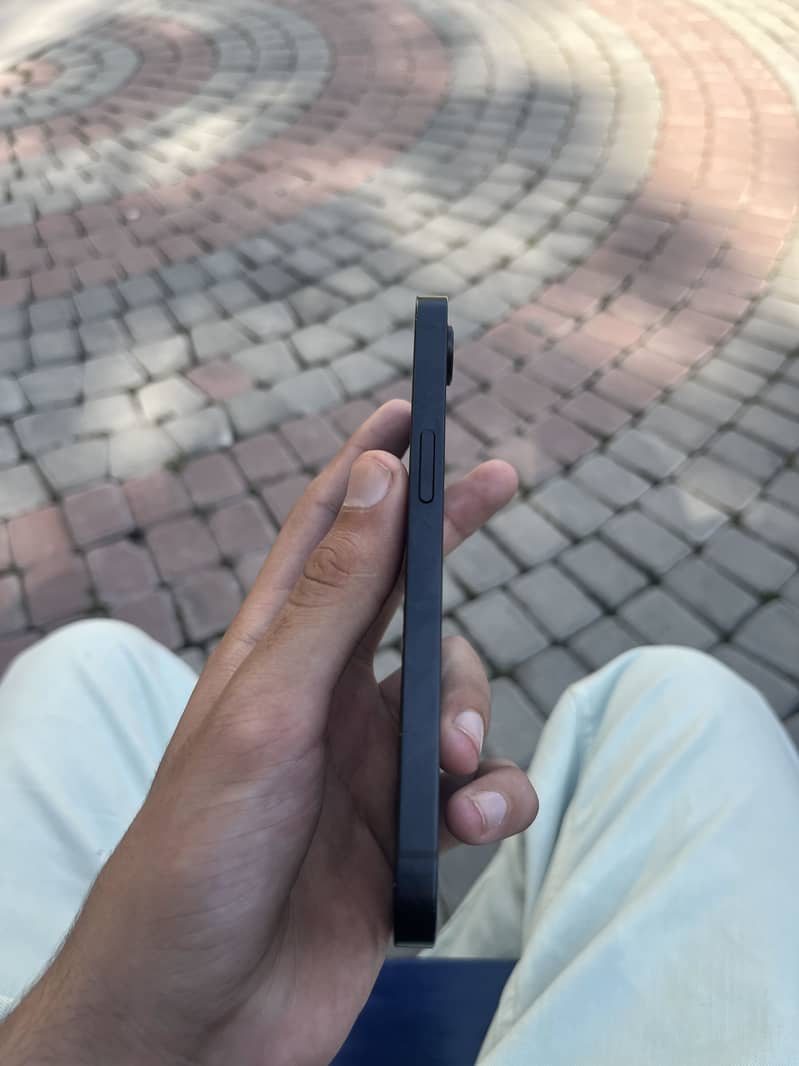 Apple iPhone 16e 1