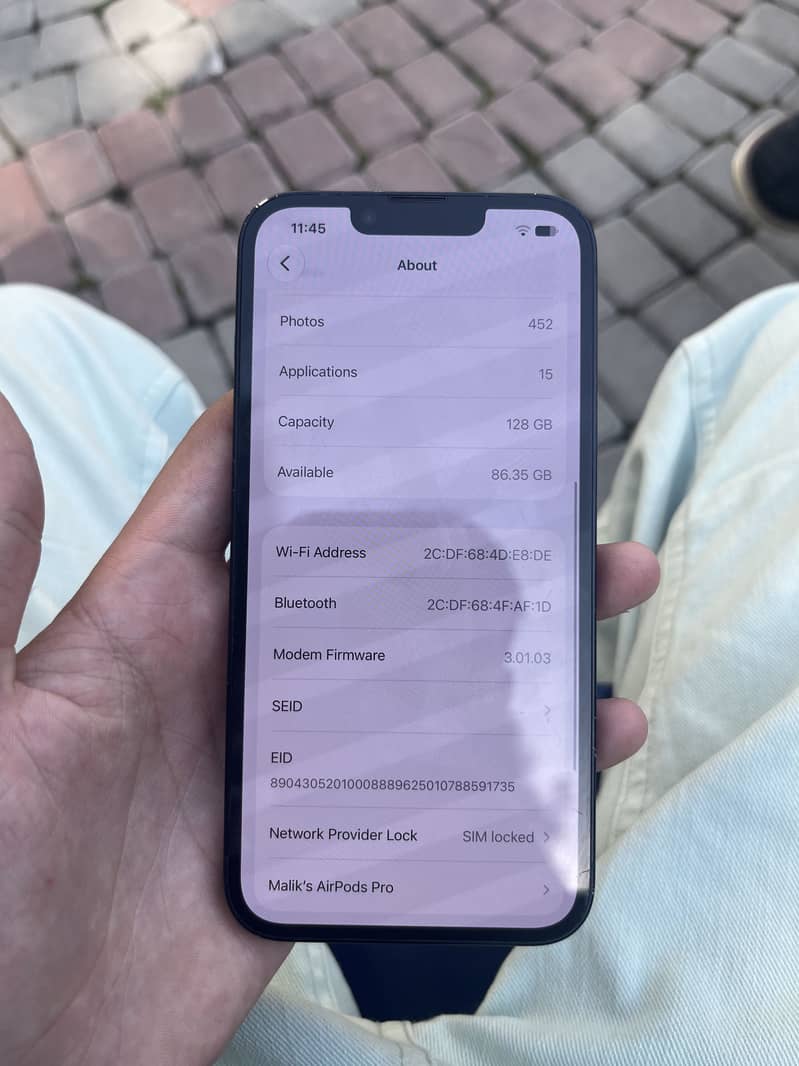 Apple iPhone 16e 4