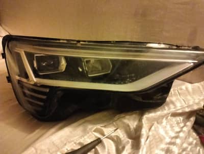 Audi e tron ki right side ki light bilkul saf h koi repair ni hoi