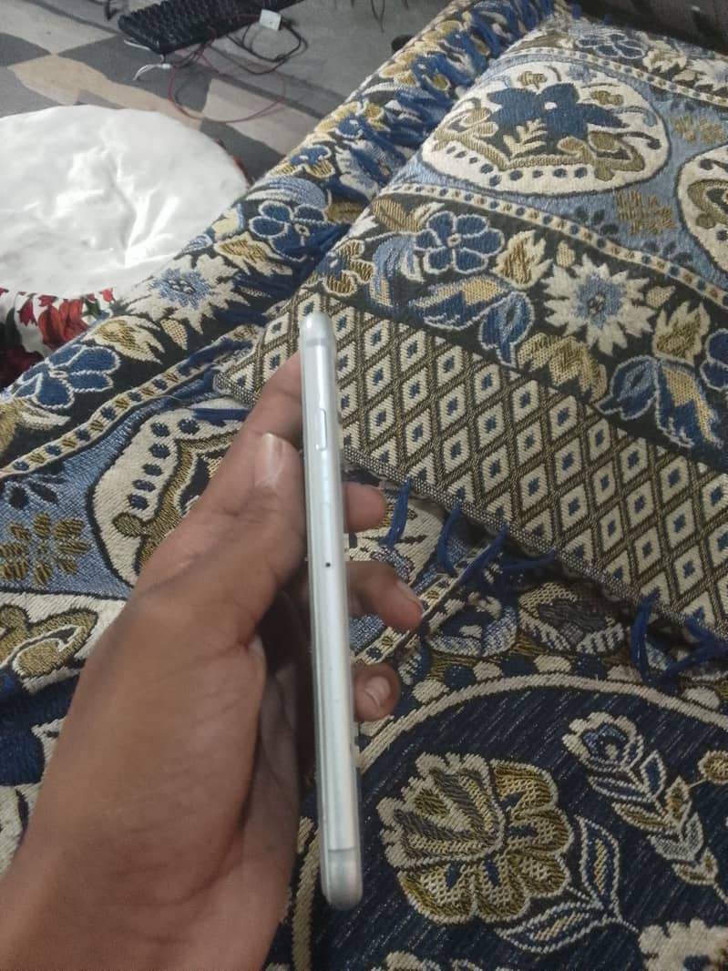 Apple iPhone 8 3