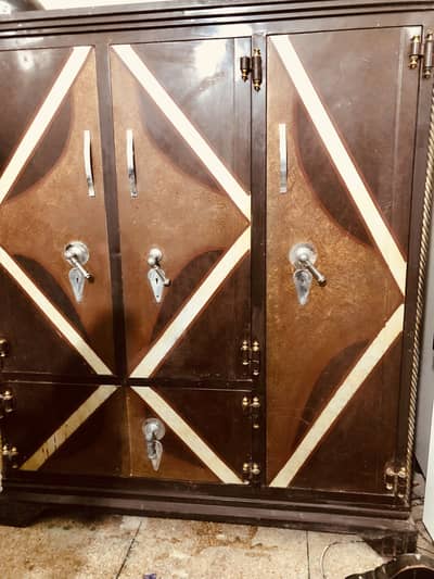 Safe almari like new and 3 add  patiyan for sale all okay