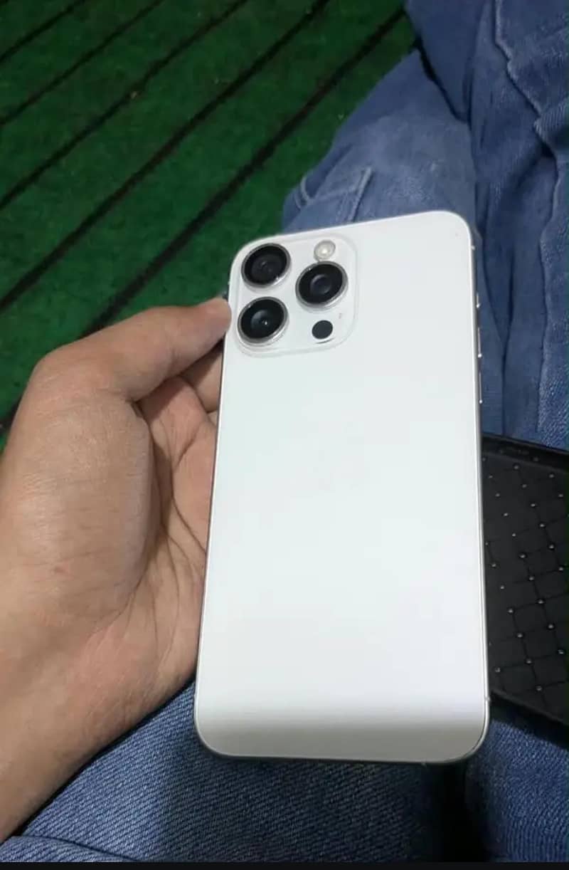 Apple iPhone 15 Pro Max 6