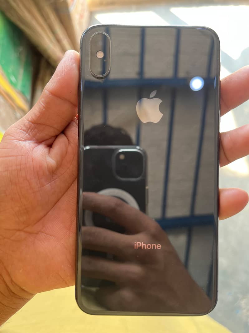 Apple iPhone XS Max 4