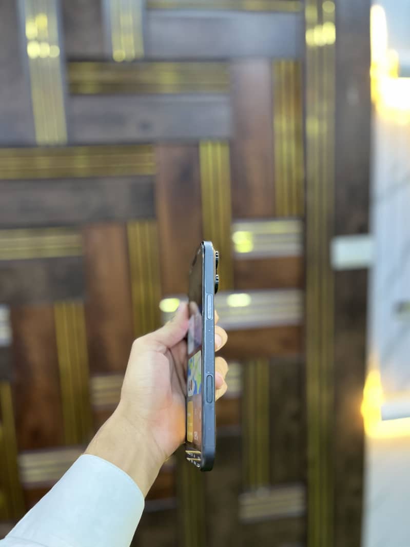 Apple iPhone 16 Pro Max 1