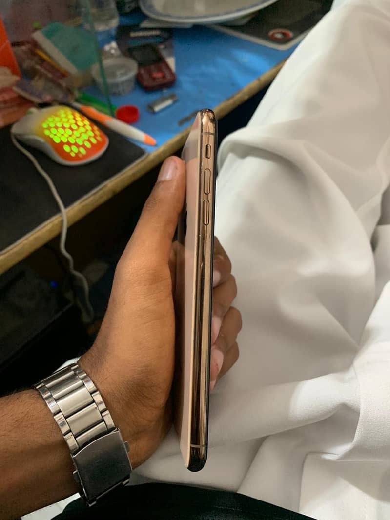 Apple iPhone XS Max 7