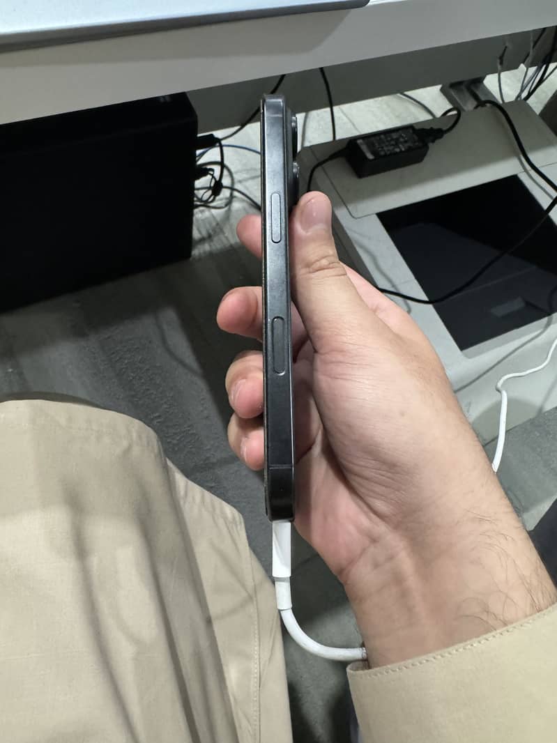 Apple iPhone 16 Pro 3
