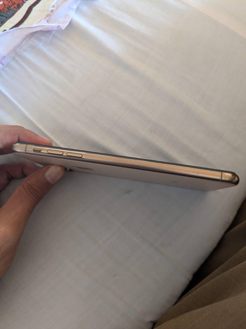 Apple iPhone XS Max 4
