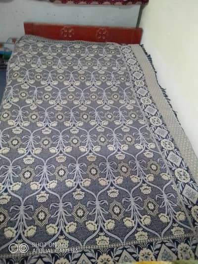 سنگل بیڈ لکڑی کا بہت مضبوط اور اچھی حالت میں ۔