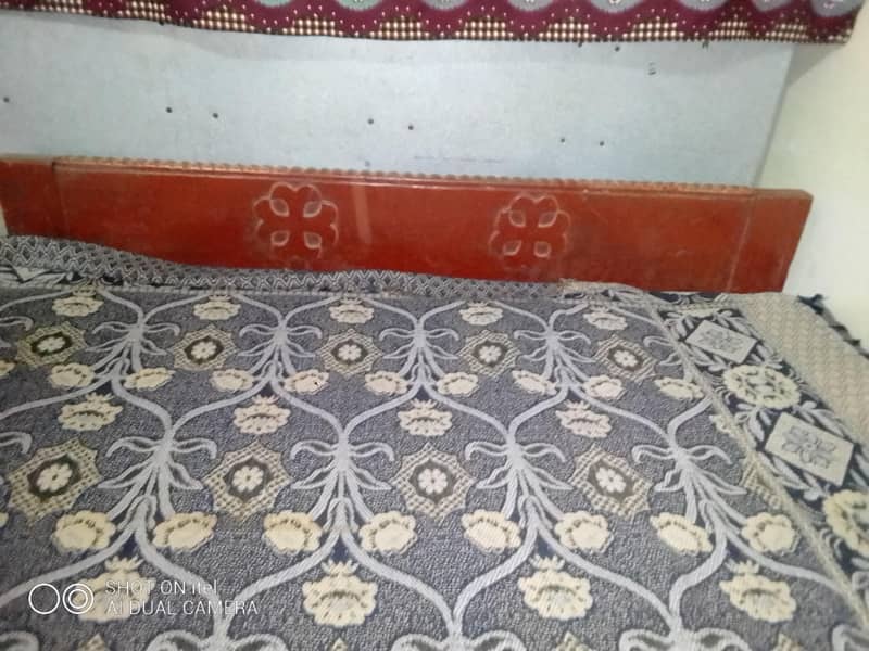 سنگل بیڈ لکڑی کا بہت مضبوط اور اچھی حالت میں ۔ 1