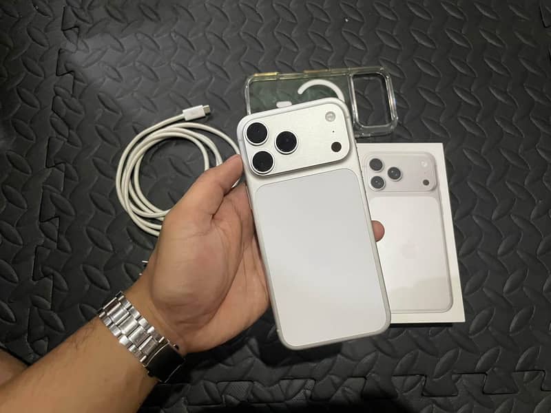Apple iPhone 17 Pro Max 0