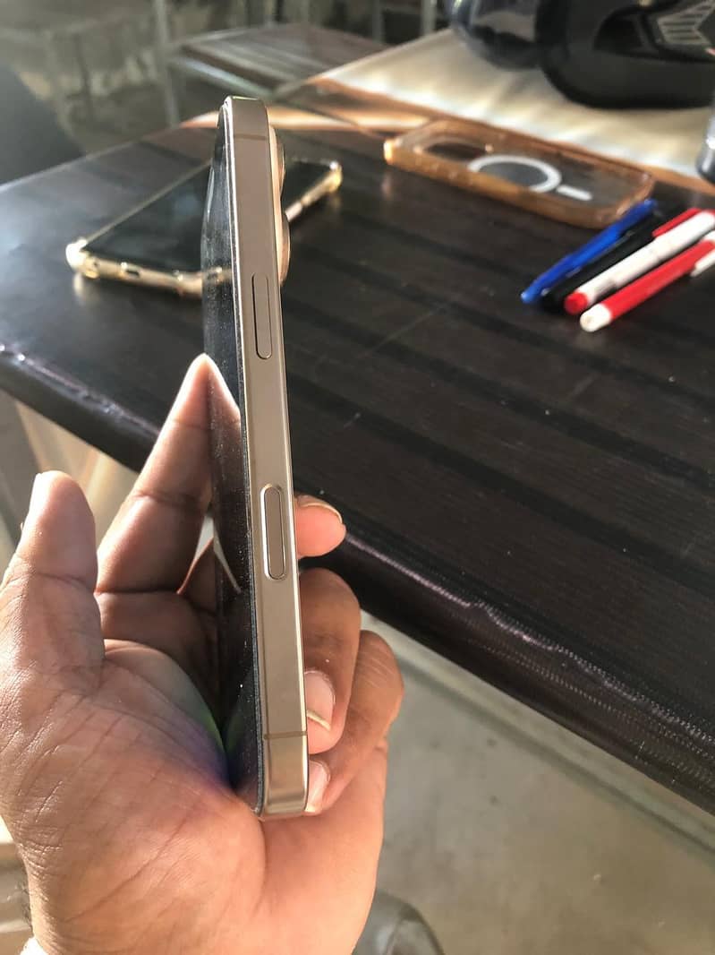 Apple iPhone 16 Pro 9