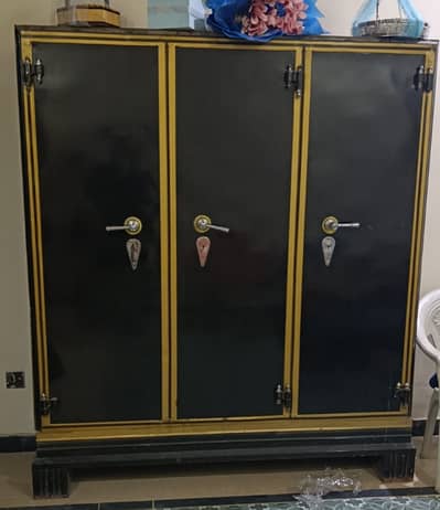 Almari good condition urgent sell
