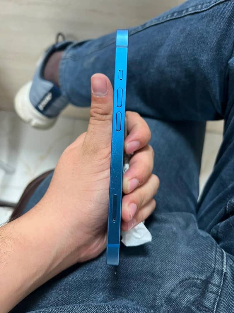 Apple iPhone 13 5