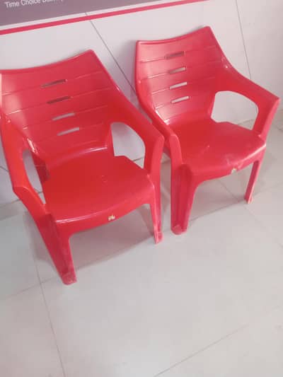 Boss Company 2 plastic Chairs 10/10 condition