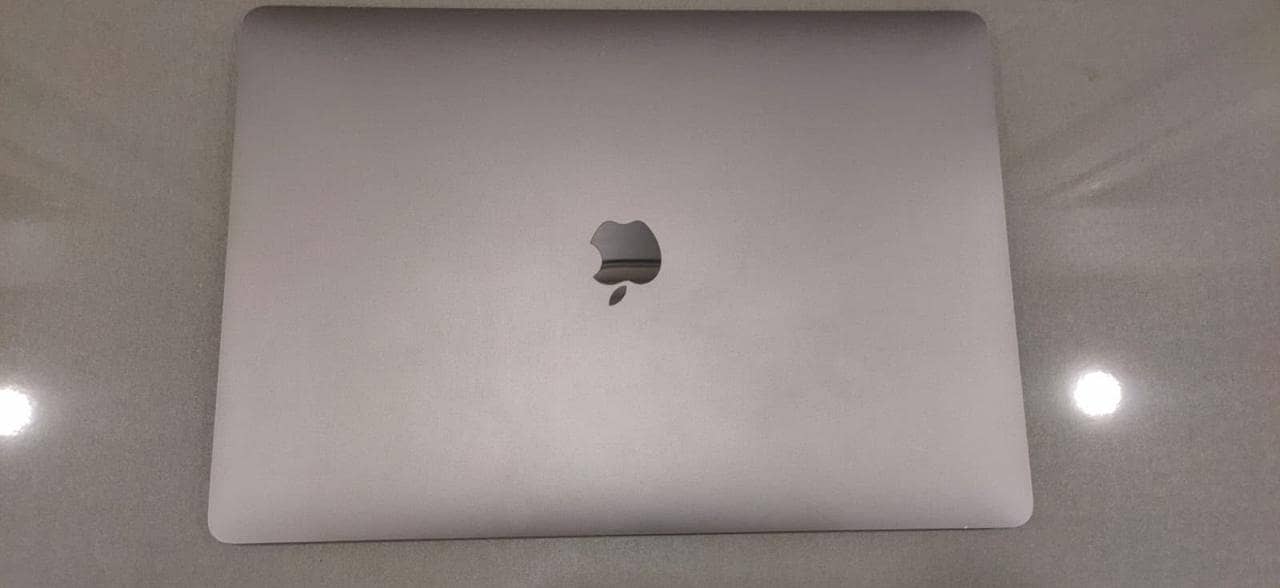 APPLE MAC BOOK PRO (2018) 1