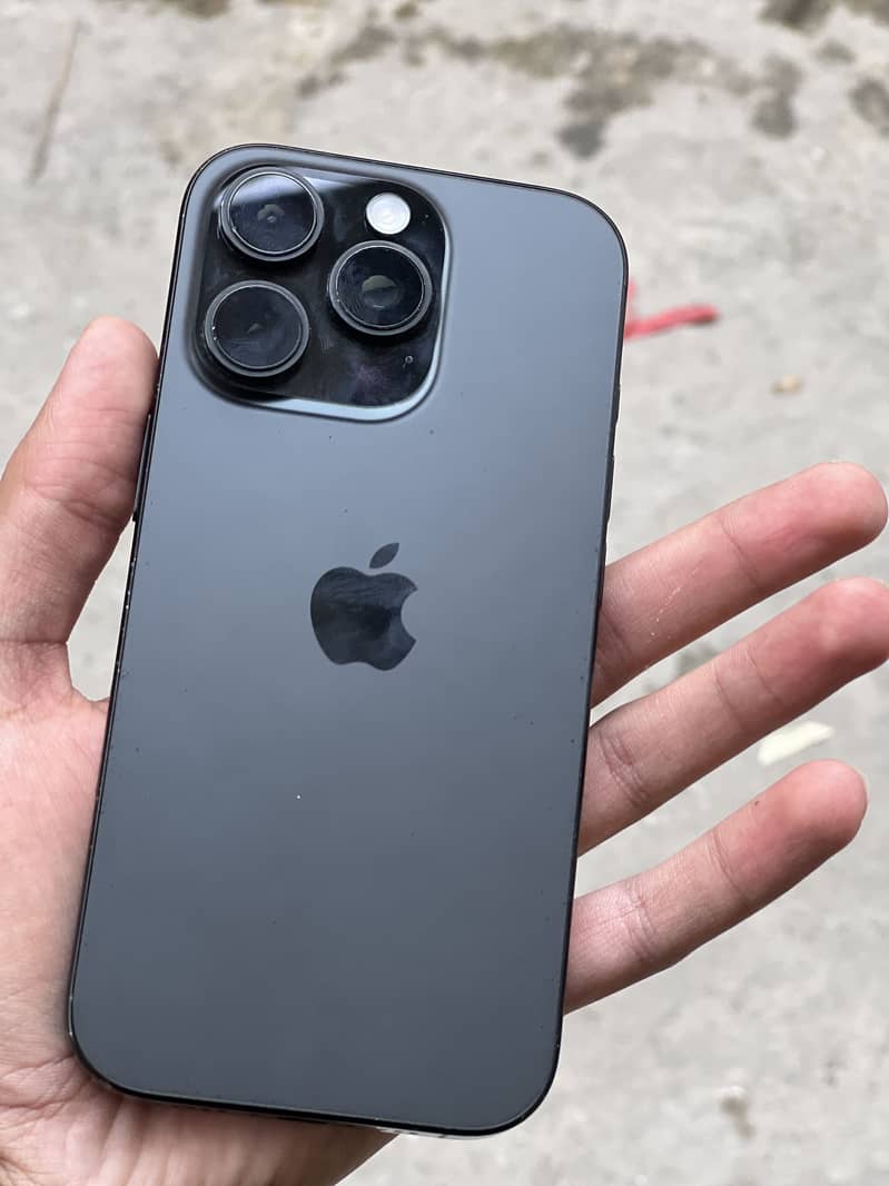 Apple iPhone 16 Pro 1
