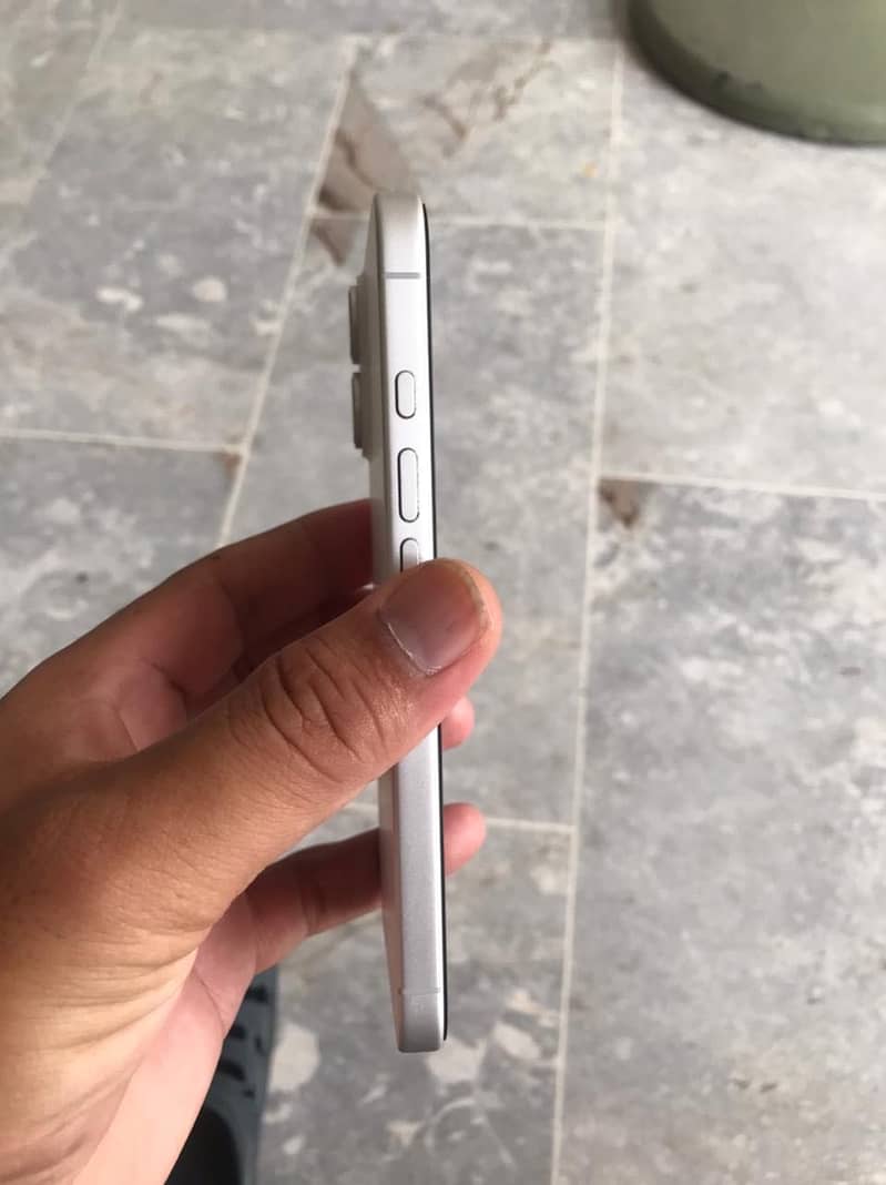 Apple iPhone 16 2