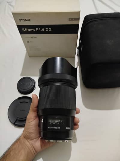 Sigma 85mm f/1.4 with box pouch canoon mount he vip condition & sharp