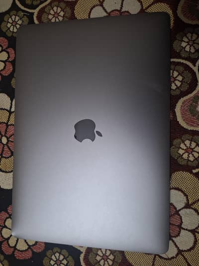 Macbook pro 2019 i7 16 gb ram 256gb storage and 183 cycle count