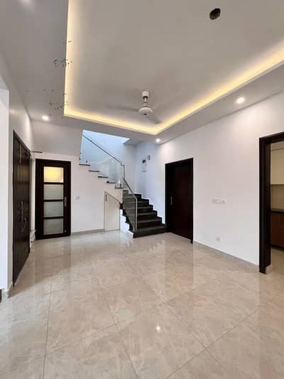 3Bed DDL 125sq yd Villa FOR SALE at ALI BLOCK All amenities nearby including MOSQUE, General Store & Parks