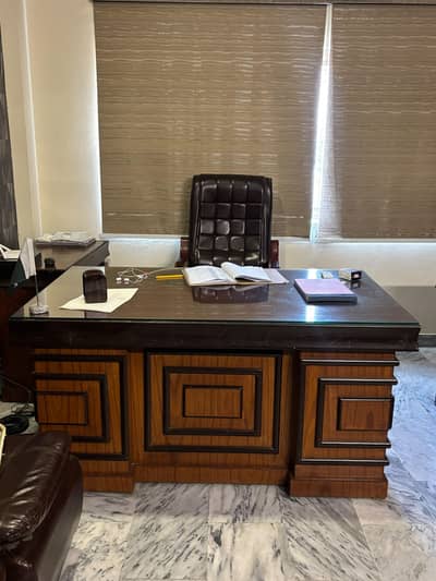 Executive Office Table With Revolving Boss Chair set Sale ke liye av