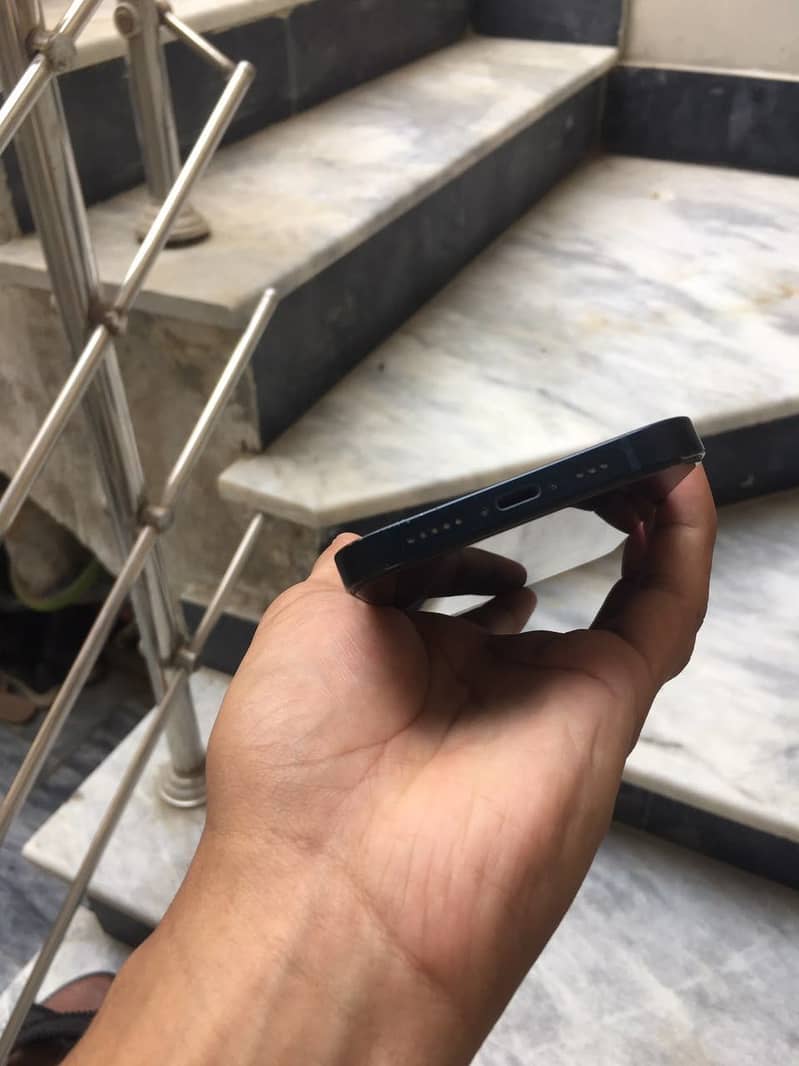 Apple iPhone 13 5