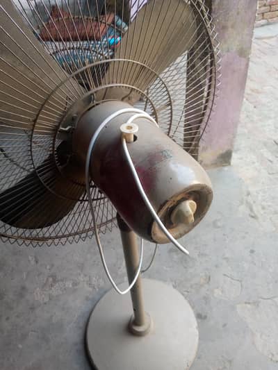 "اچھے پنکھے برائے فروخت، فوری رابطہ کریں۔"