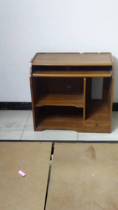 selling my wooden computer table in used condition