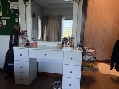Wood dressing table\vanity