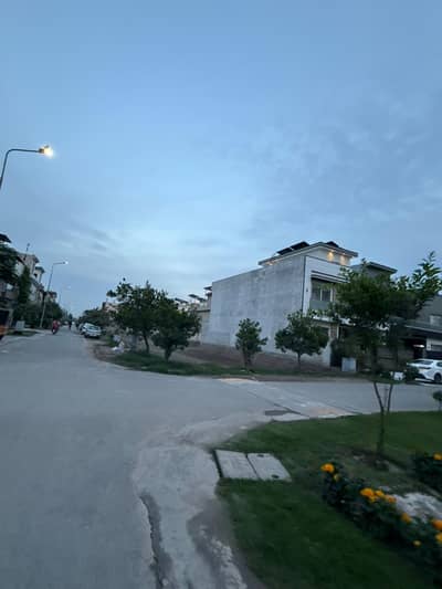 DIAMOND BLOCK 5 MARLA HOT LOCATION NEAR TO PARK PLOT