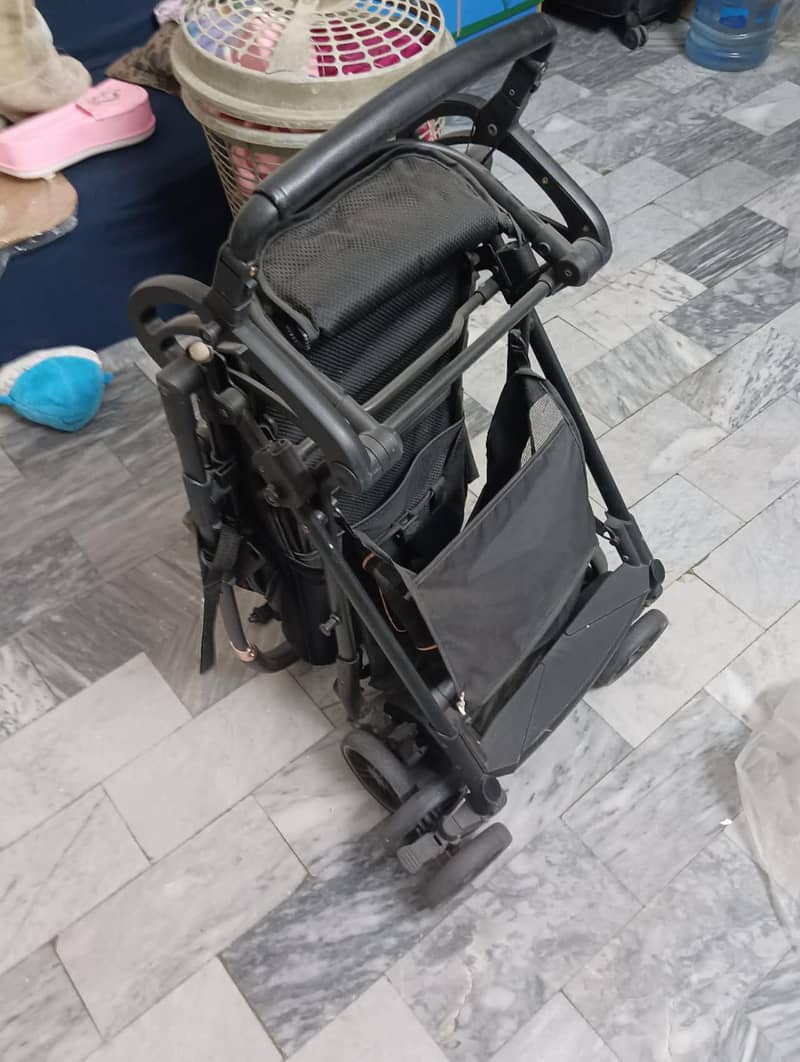 Foldable Stroller in Good Condition 4