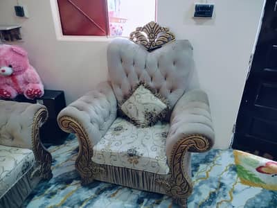 Use nahi Howa he bilkul new jesa he 5 seeter with table