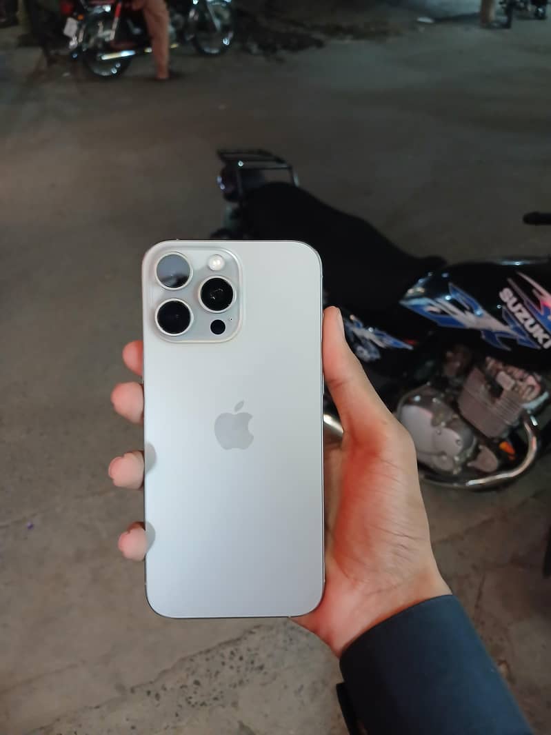 Apple iPhone 16 Pro Max 0