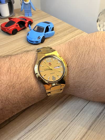 Men’s classic gold executive dress watch with day date and box