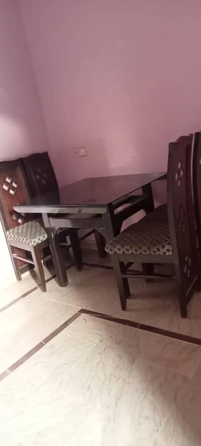 Behtareen condition wali dining table (4 kursiyon ke sath)