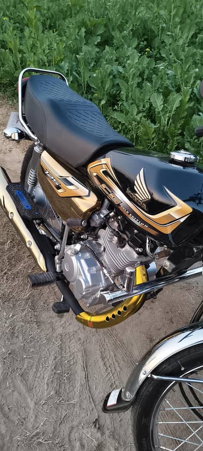 Honda CG125 gold black self start 2026 total 5000 km chala hiwa hi
