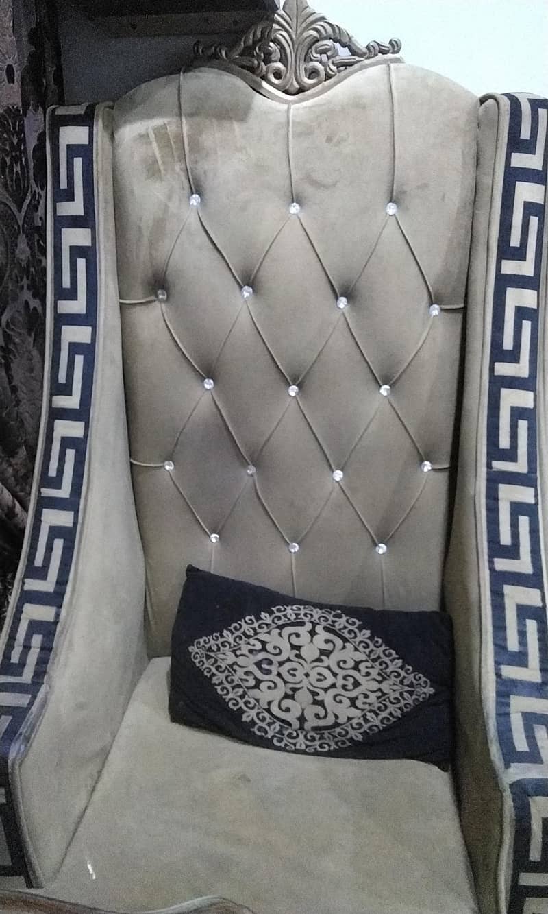 2 sofa and 1 table 1