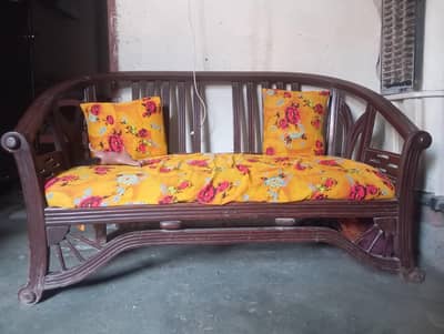 aoa urgently sale 2 seetr hai ek or 2 one one seetr sofa h wooden k